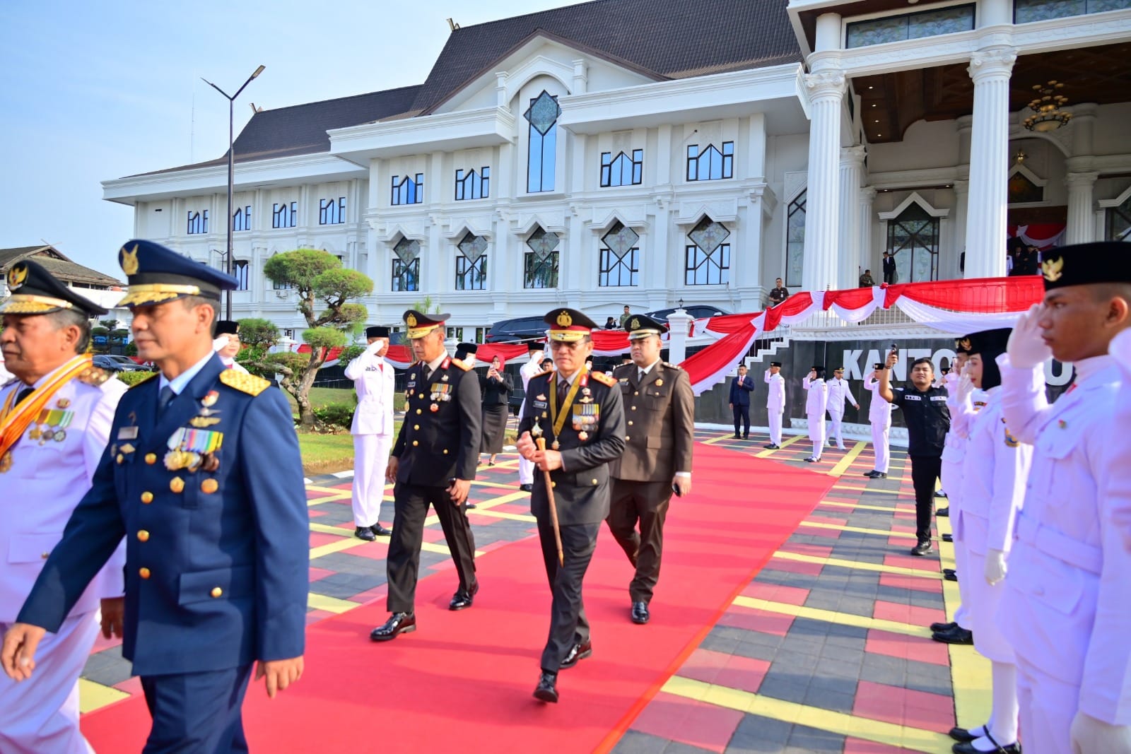 Kapolda Jambi Hadiri Upacara Pengibaran Duplikat Pusaka Bendera Merah Putih HUT ke-81 RI