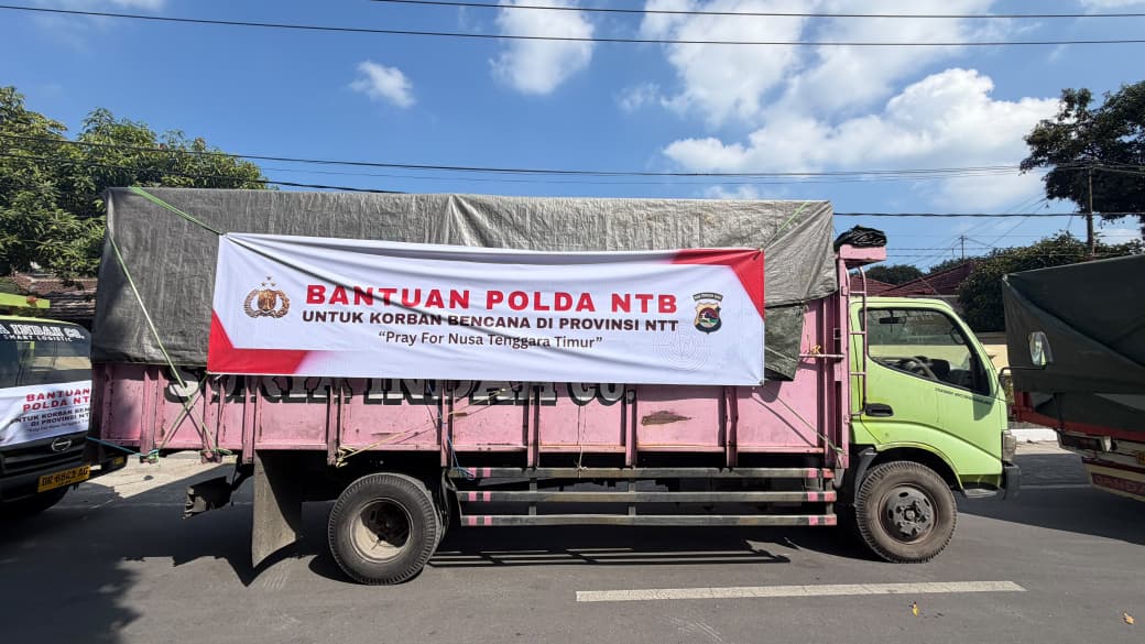 Di Hari Kemerdekaan, Polri Serentak Gerakkan 44 Truk Bantuan untuk Masyarakat Terdampak Gempa Flores