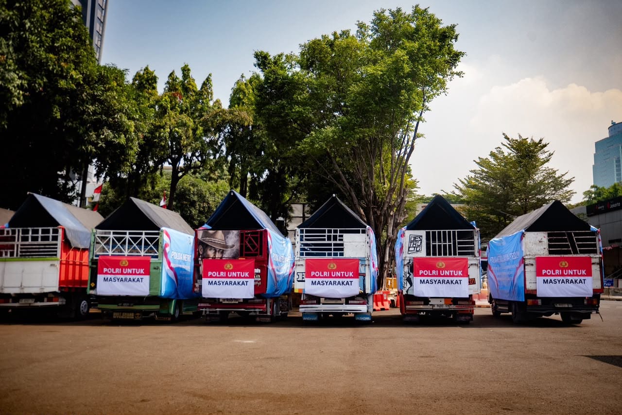Polda Metro Jaya Kirim 12 Truk Bantuan Kemanusiaan untuk Masyarakat Terdampak Gempa NTT