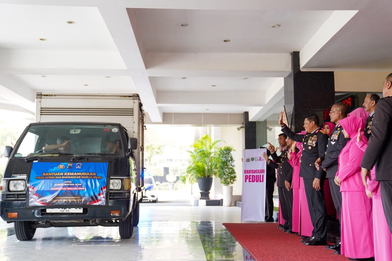 Wujud Nyata Kepedulian, Polri Kerahkan 44 Truk Bantuan bagi Warga Terdampak Gempa Flores