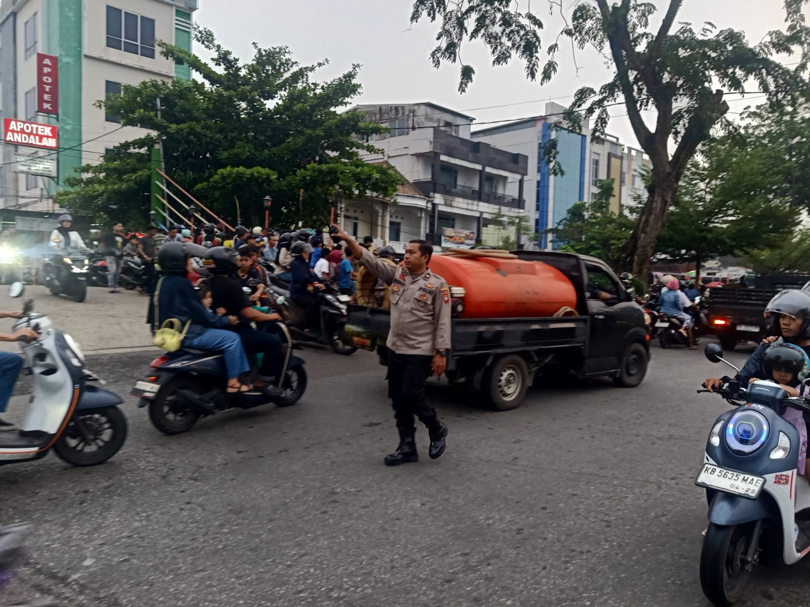 Ramainya Warga Saksikan Panjat Pinang, Personil Enggang Polsek Pontianak Barat Lakukan Pengaturan Lalu Lintas