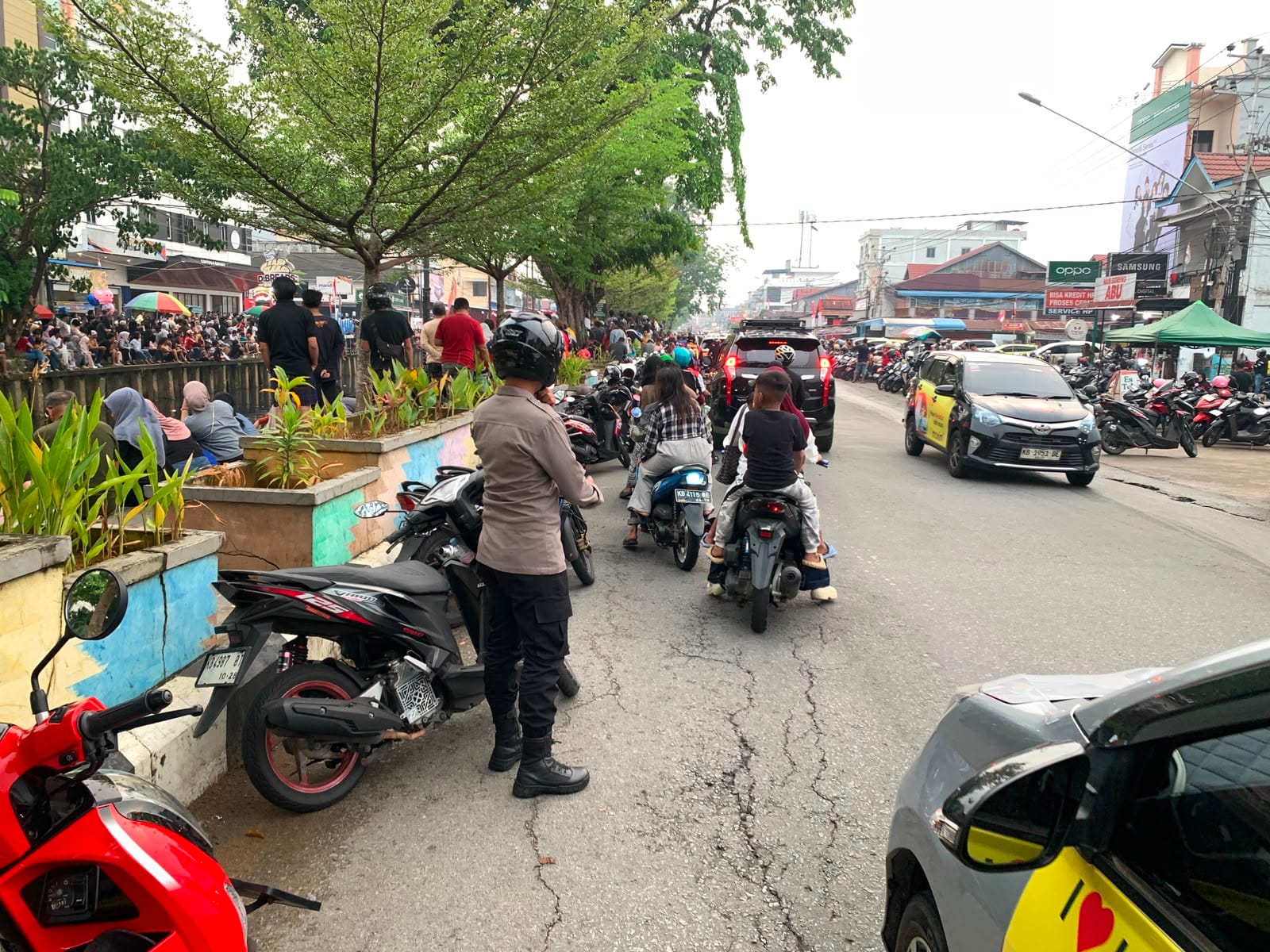 Panjat Pinang Meriah, Personel Enggang Polsek Pontianak Barat Atur Lalu Lintas