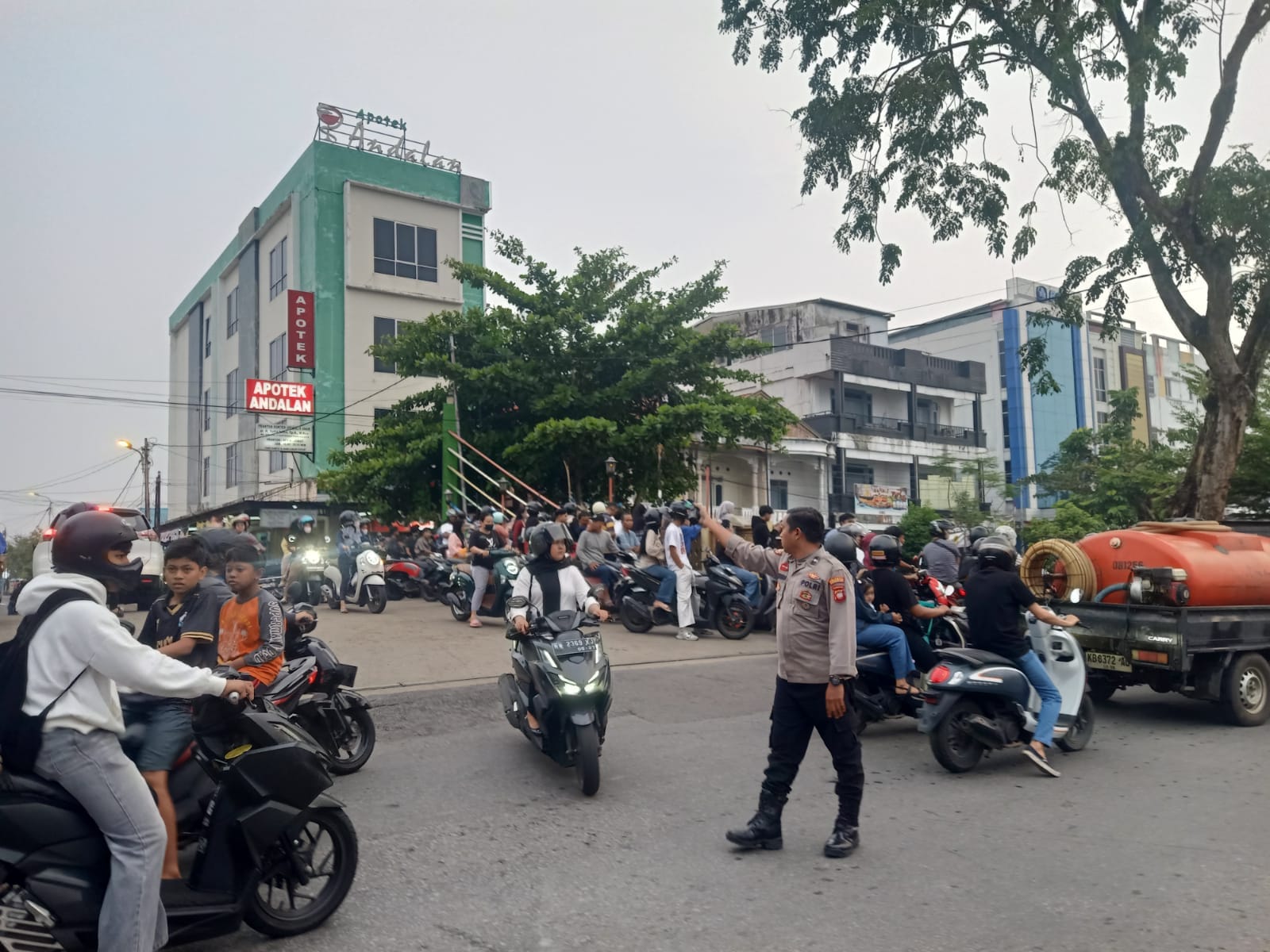 Antusias Warga Saksikan Panjat Pinang, Personel Enggang Polsek Pontianak Barat Amankan Arus Lalu Lintas