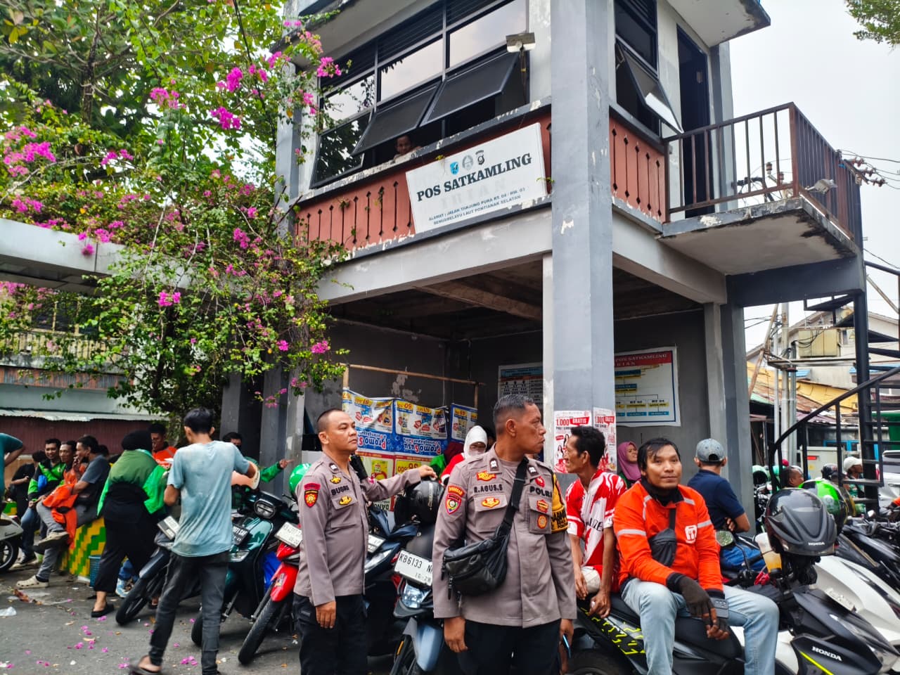 Jaga Kelancaran Penyaluran Bantuan, Polsek Pontianak Selatan Kawal Pembagian 1.000 Paket Sembako