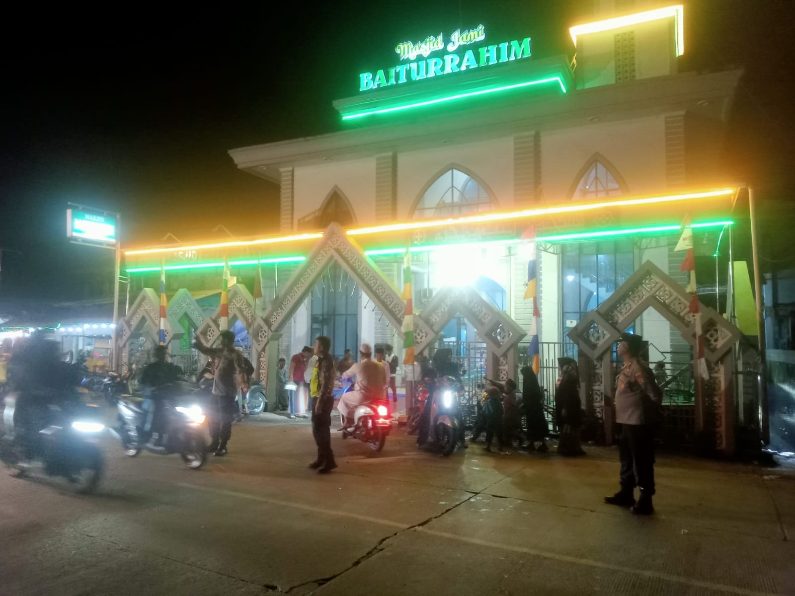 Personel Polsek Pontianak Utara Amankan Kegiatan Maaulid Nabi Muhammad S.A.W  Di Masjid Baiturrahman Batulayang