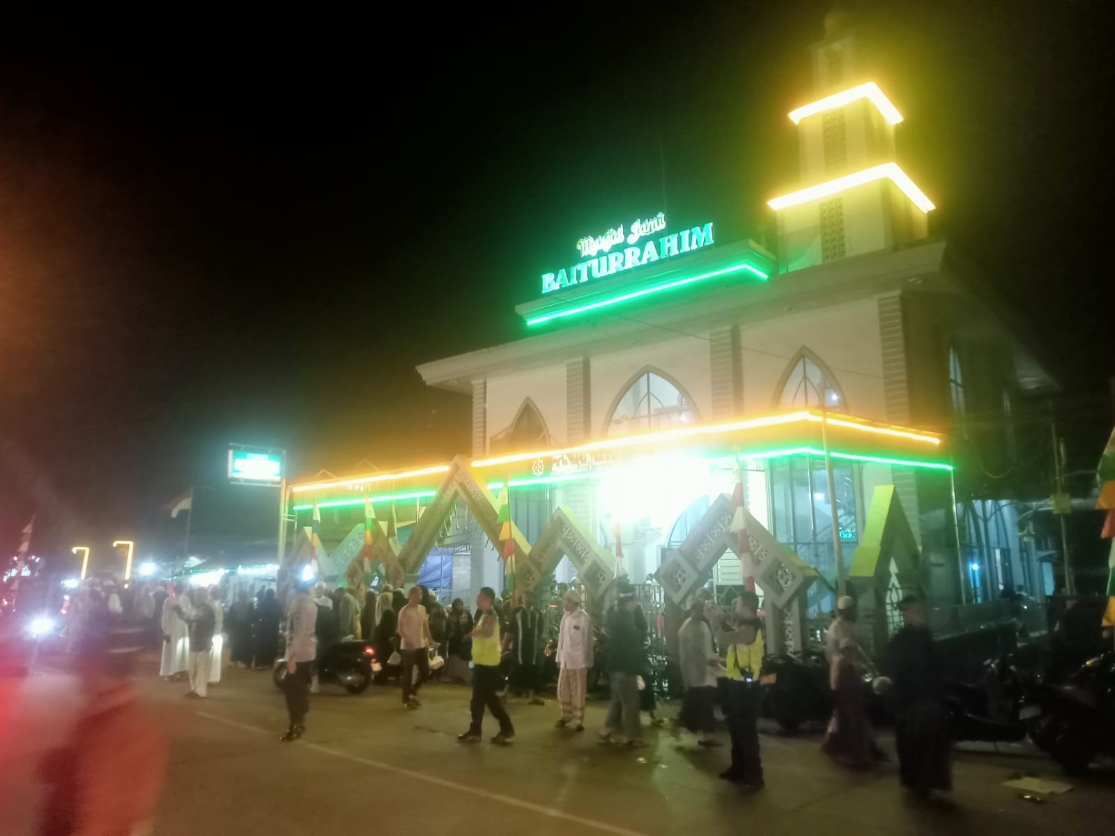 Peringatan Maulid Nabi di Masjid Baiturrahman Berlangsung Aman, Personel Polsek Pontianak Utara Hadir Mengawal