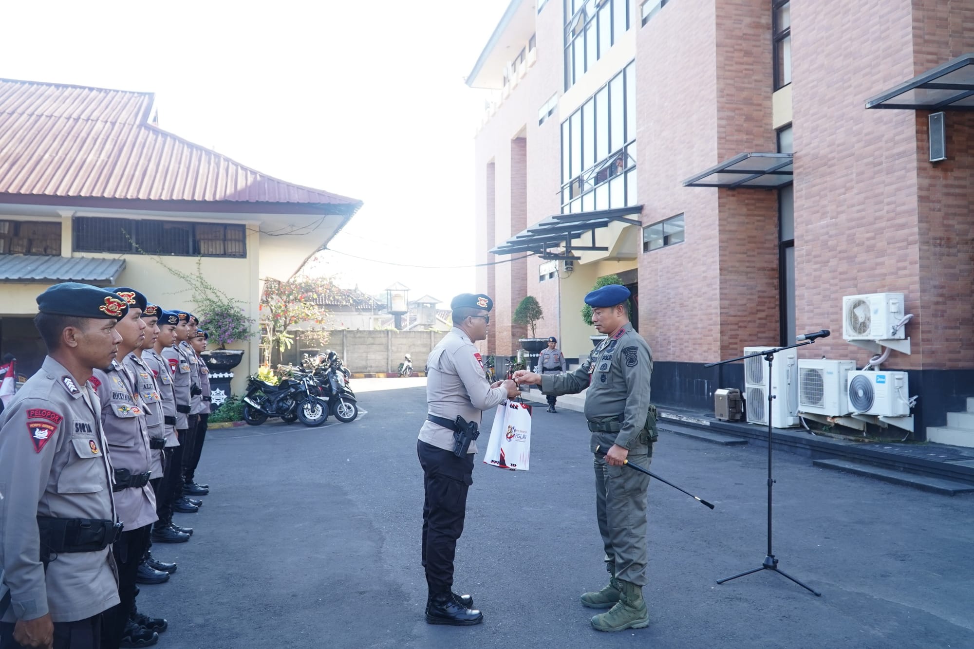 Wujud Kepedulian Polda Bali Kirim Personil SAR Brimob Dan Ransus Dapur Lapangan Ke NTT
