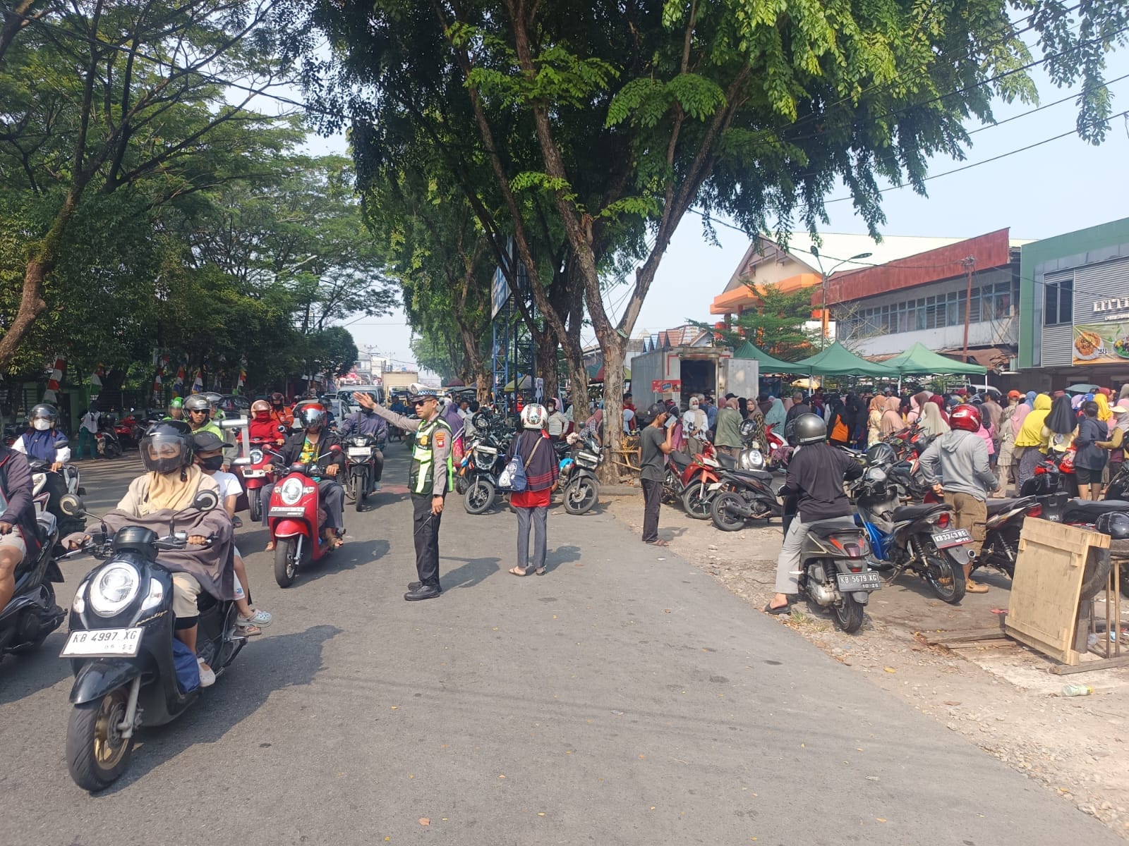 Pastikan Operasi Pasar Berjalan Lancar, Polsek Pontianak Kota Kawal Arus Lalu Lintas