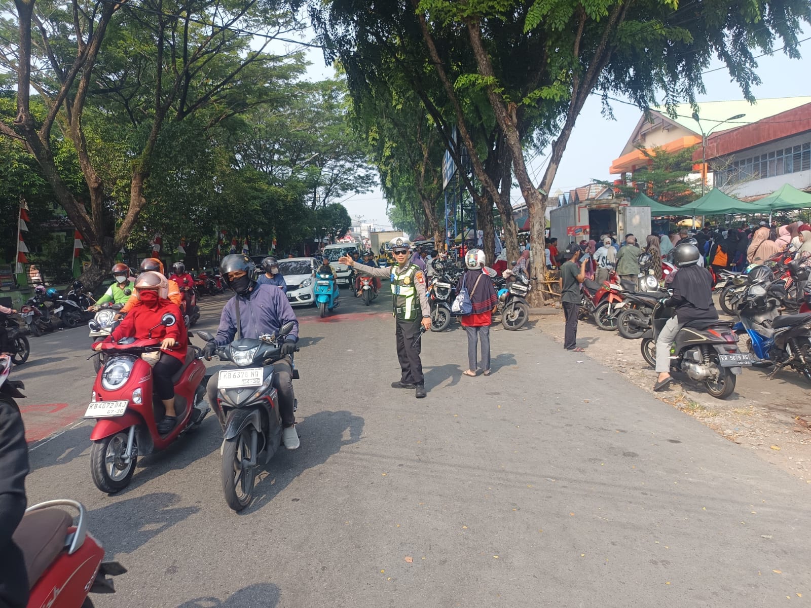 Jaga Kelancaran Arus, Polsek Pontianak Kota Atur Lalu Lintas Saat Operasi Pasar Kemuning