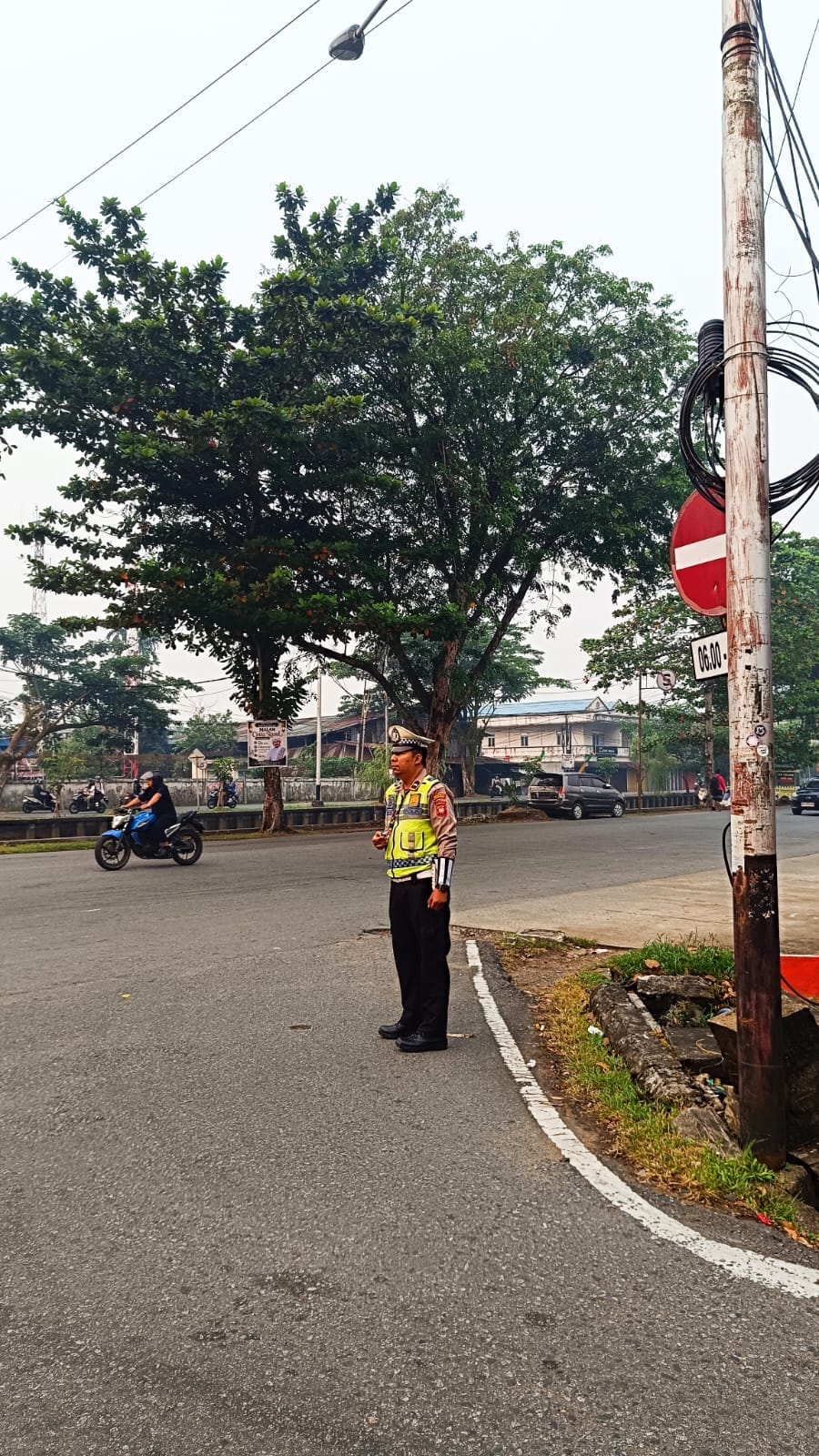 Antisipasi Macet dan Laka Lantas, Personel Polsek Pontianak Barat Berikan Pelayanan Dalam Strong Point Pagi