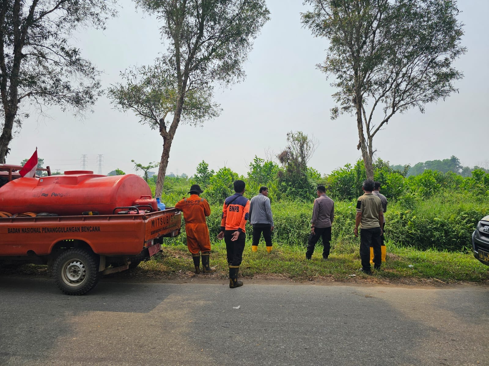 Tekan Risiko Karhutla, Personel Polsek Pontianak Barat Bersinergi dengan Damkar Lakukan Patroli