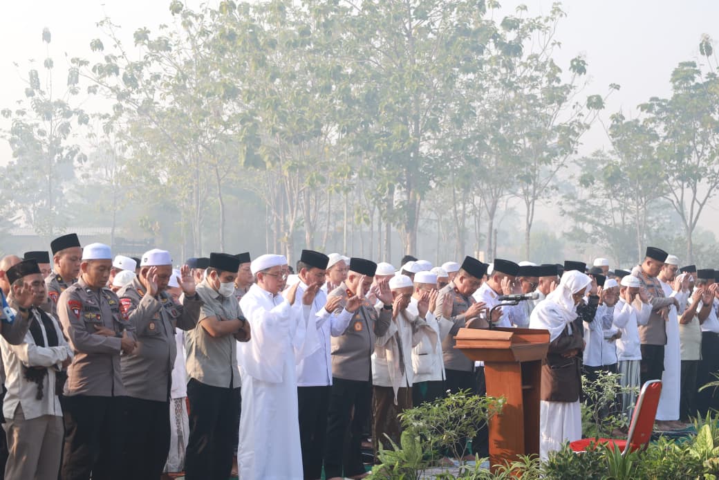 Mohon Hujan dan Berkah, Polda Kalsel Bersama Forkopimda dan Masyarakat Gelar Shalat Istisqa