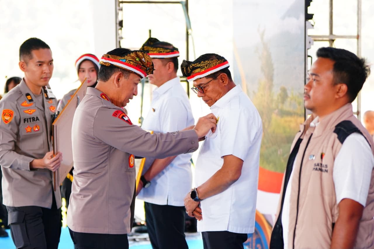 Perkuat Produksi Bawang Putih Nasional, Polri Gelar Panen Raya dan Penanaman Serentak di Sembalun
