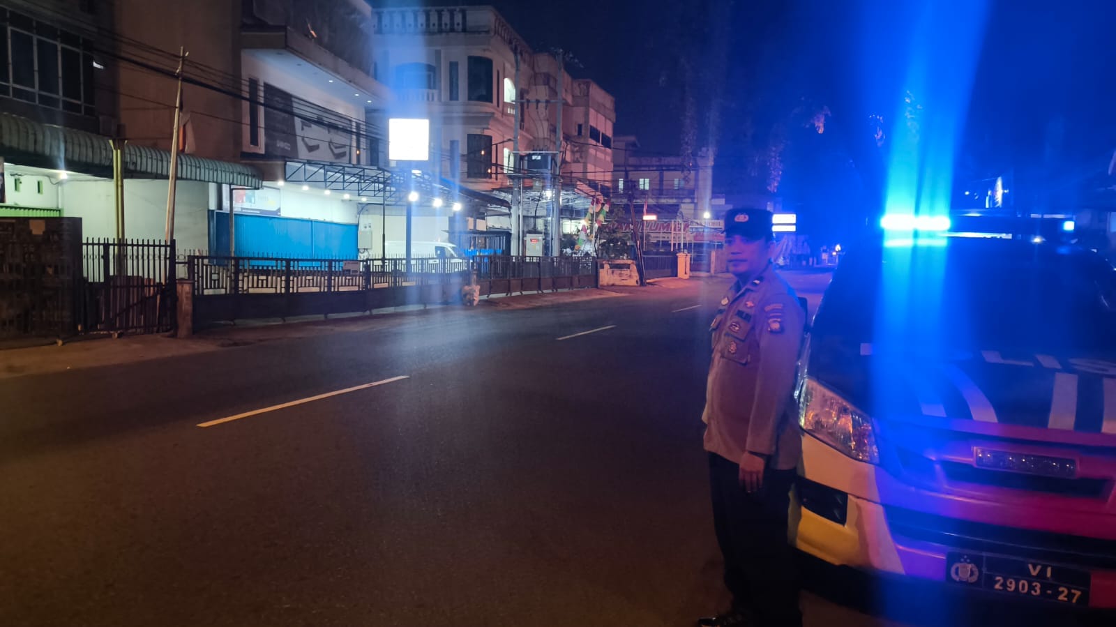 Patroli Enggang Polsek Pontianak Kota Pantau Aktivitas Masyarakat di Jalan K.H. Ahmad Dahlan