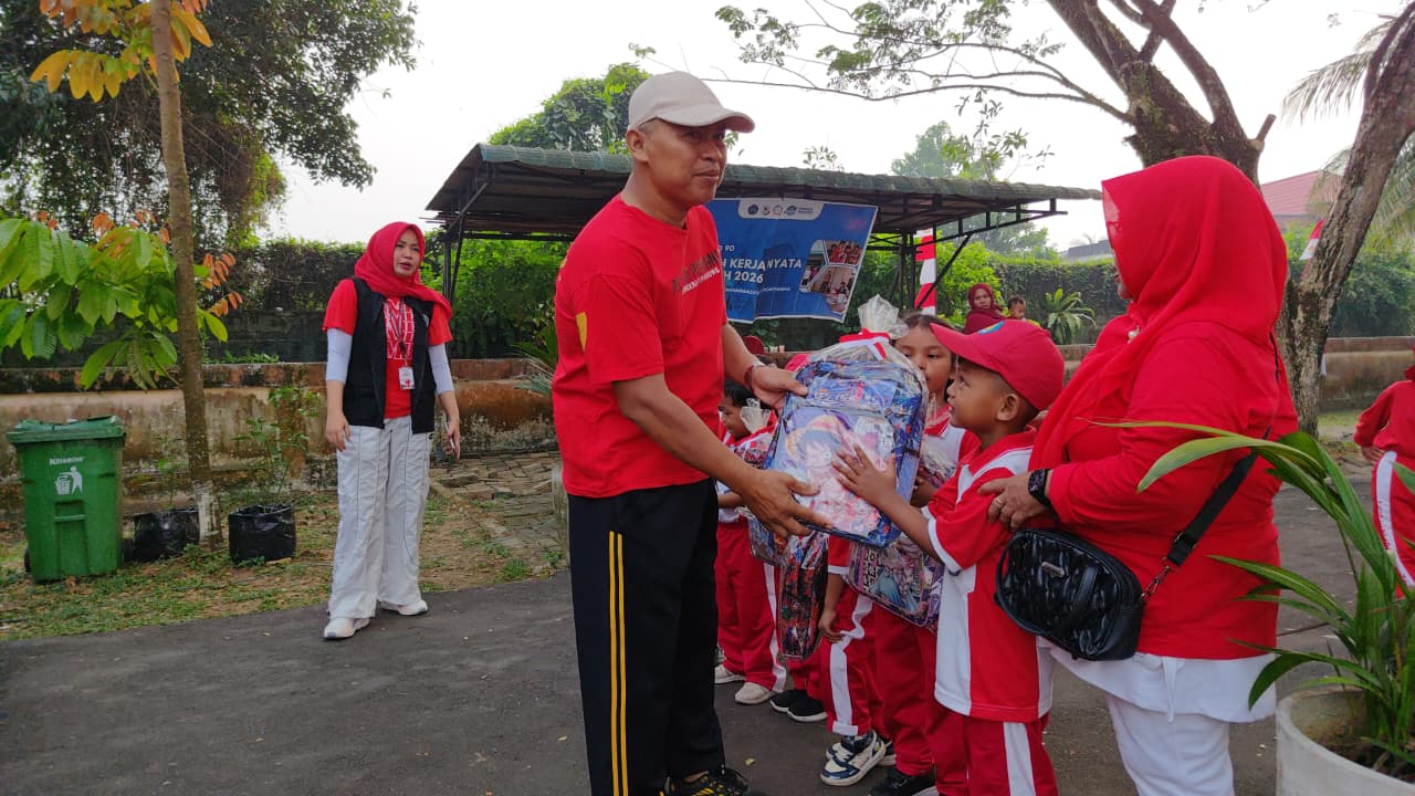 Bangun Kebersamaan, Bhabinkamtibmas Tanjung Hilir Ramaikan Senam Sehat Bersama Kelurahan