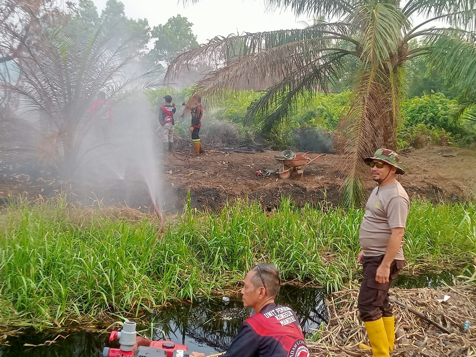 Kebakaran Lahan di Jalan Kebangkitan Nasional, Polsek Pontianak Utara dan Damkar Bergerak Cepat