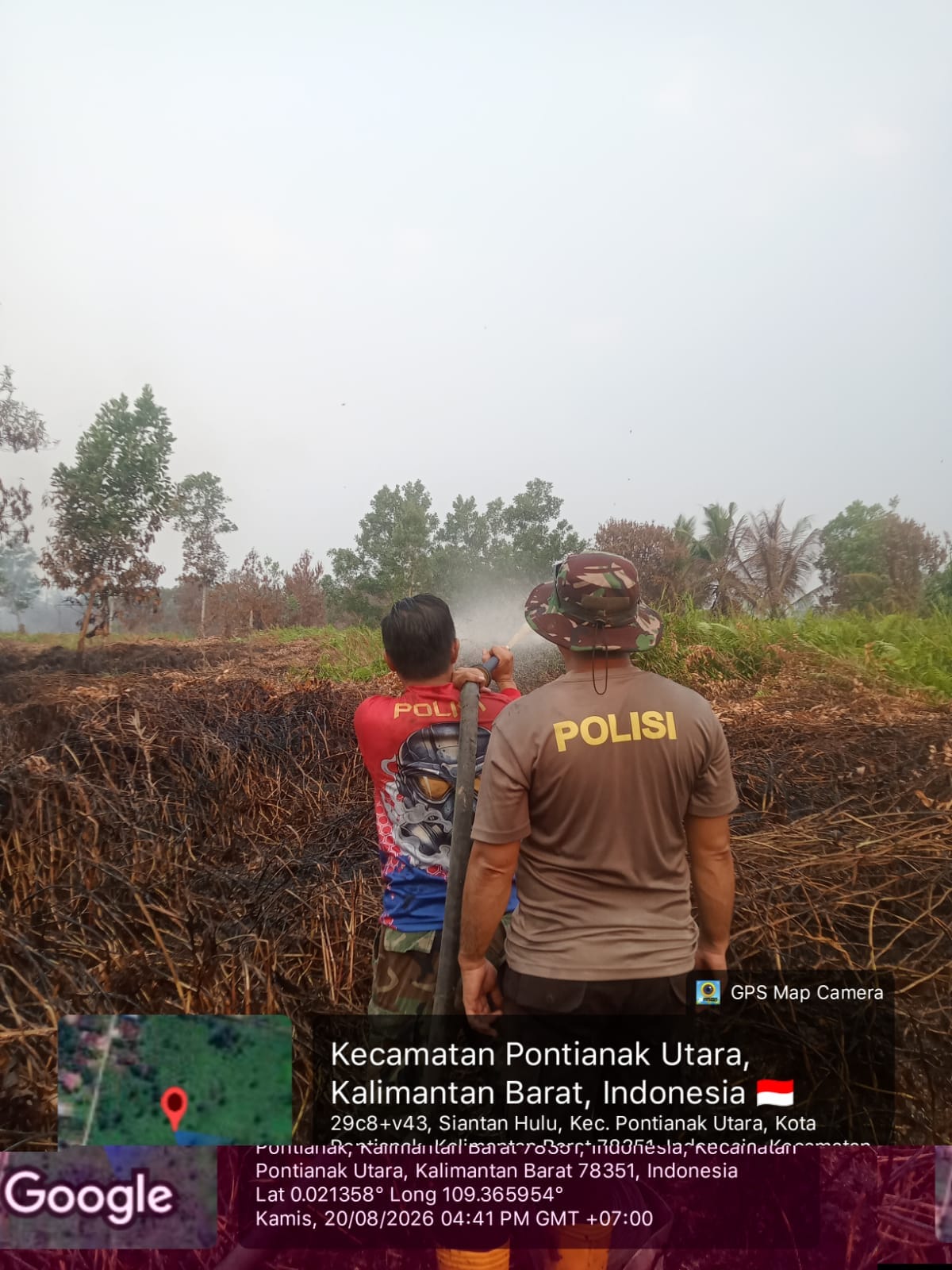 Persempit Dampak Kebakaran Lahan, Personel Polsek Pontianak Utara Bersama Damkar Lakukan Pemadaman