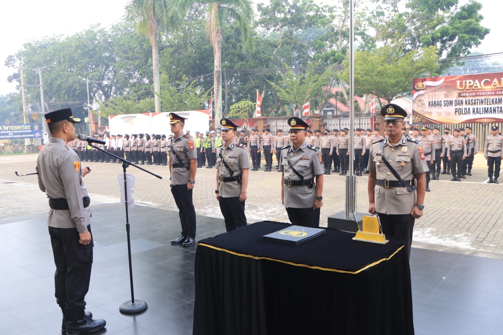 Kapolresta Pontianak Pimpin Upacara Serah Terima Jabatan Kasat Intelkam dan Kabag SDM