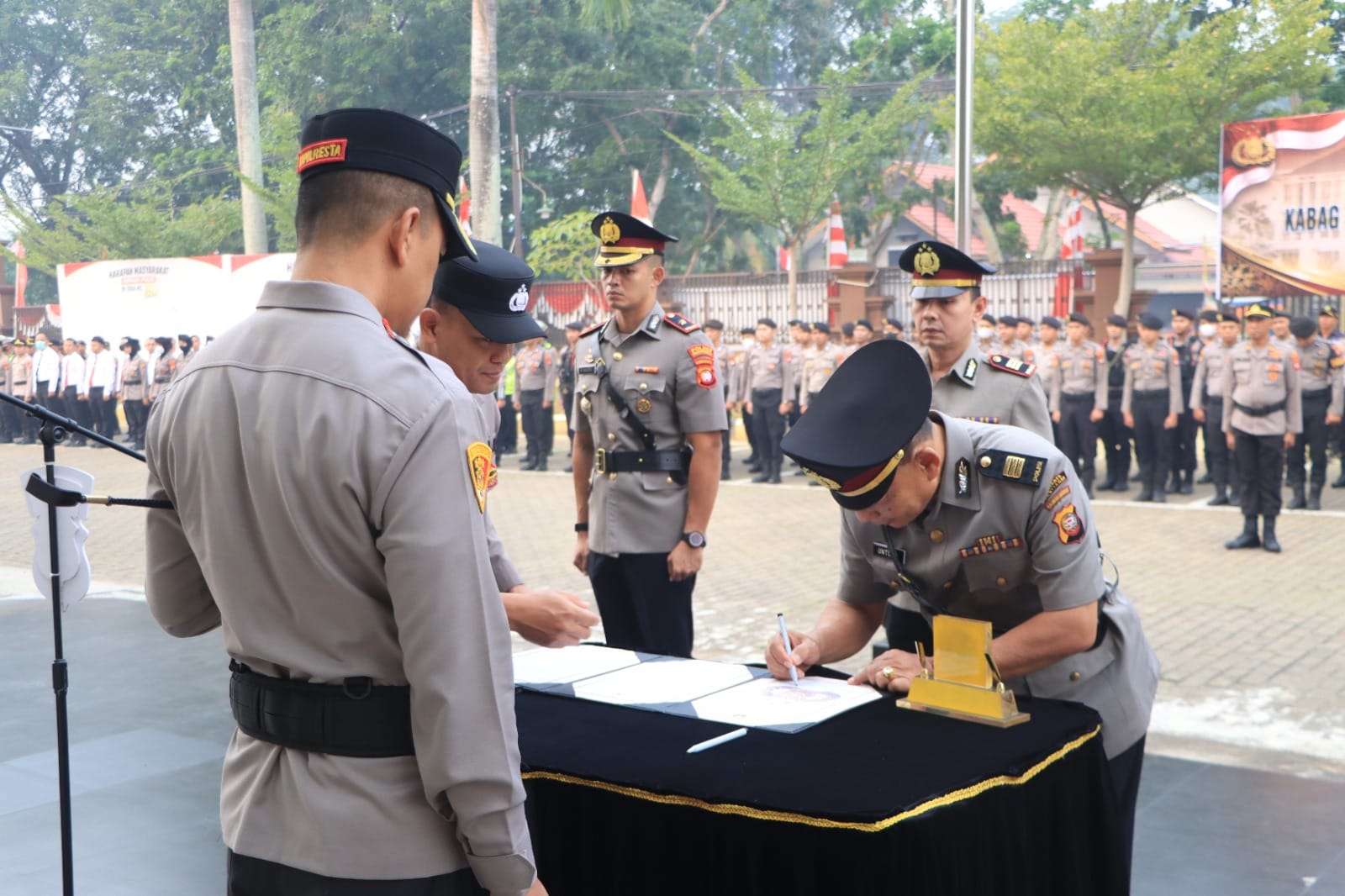 Sertijab Kasat Intelkam dan Kabag SDM, Kapolresta Pontianak Tekankan Profesionalisme dan Dedikasi