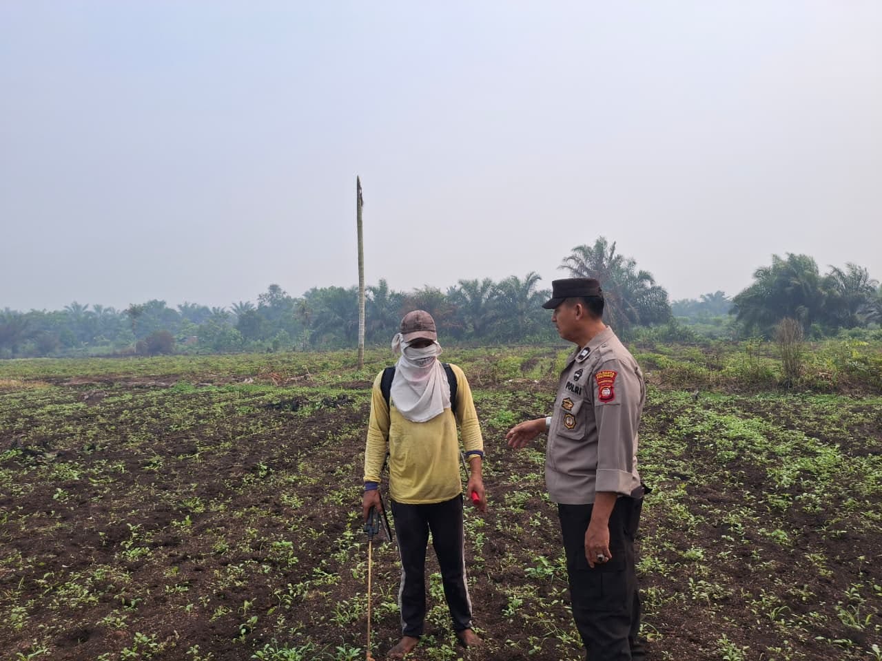 Tekan Risiko Karhutla, Patroli Enggang Polsek Pontianak Utara Ingatkan Petani Hindari Pembakaran Lahan