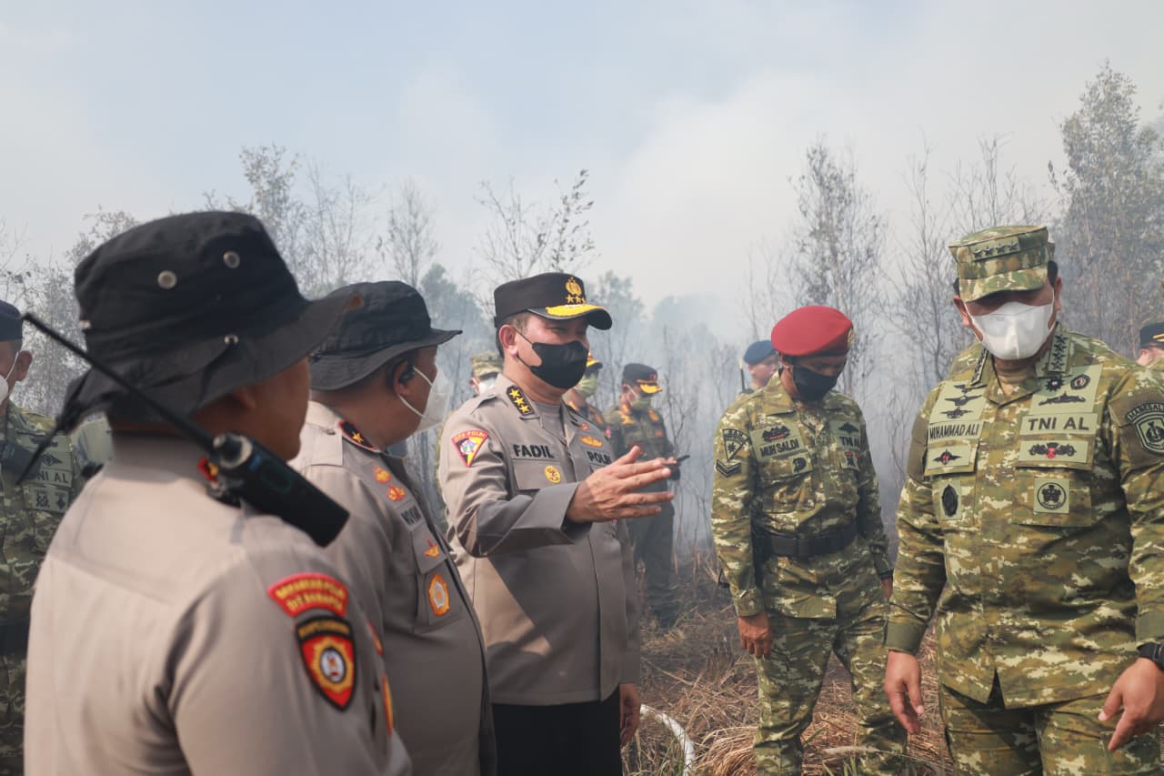 Perkuat Penanganan Karhutla, Astamaops Polri Bersama KSAL Cek Kondisi Lapangan di Kalsel