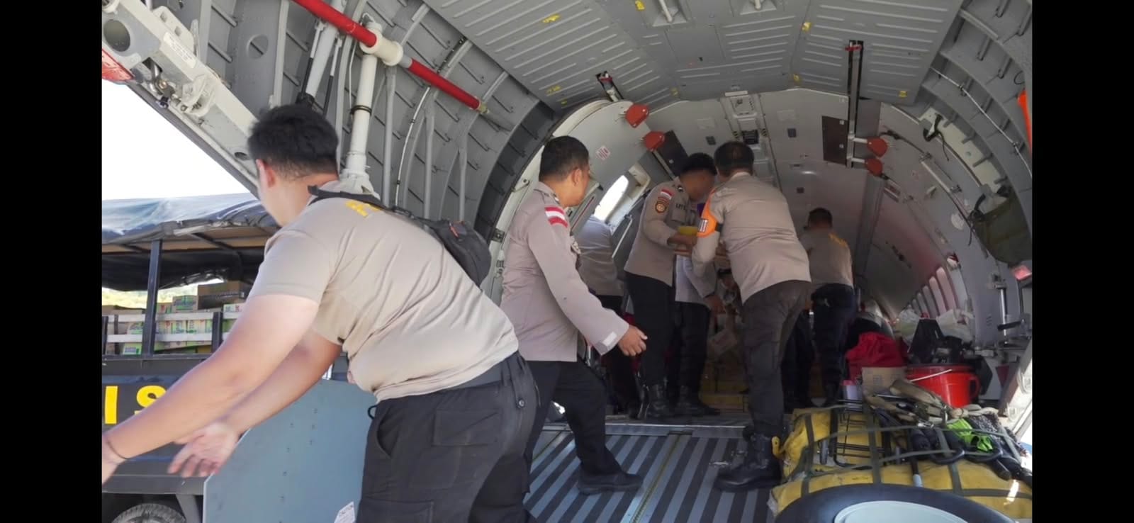 Bantuan Kapolri Tiba di Labuan Bajo, Logistik Disiapkan untuk Warga Terdampak Gempa Flores