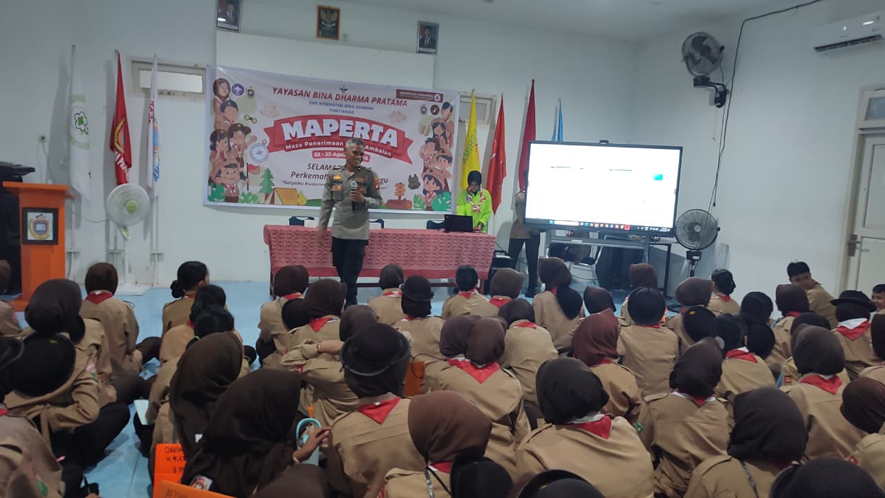 Satbinmas Polresta Pontianak Sosialisasikan Bahaya Kenakalan Remaja kepada Peserta Pramuka SMK Bina Dharma