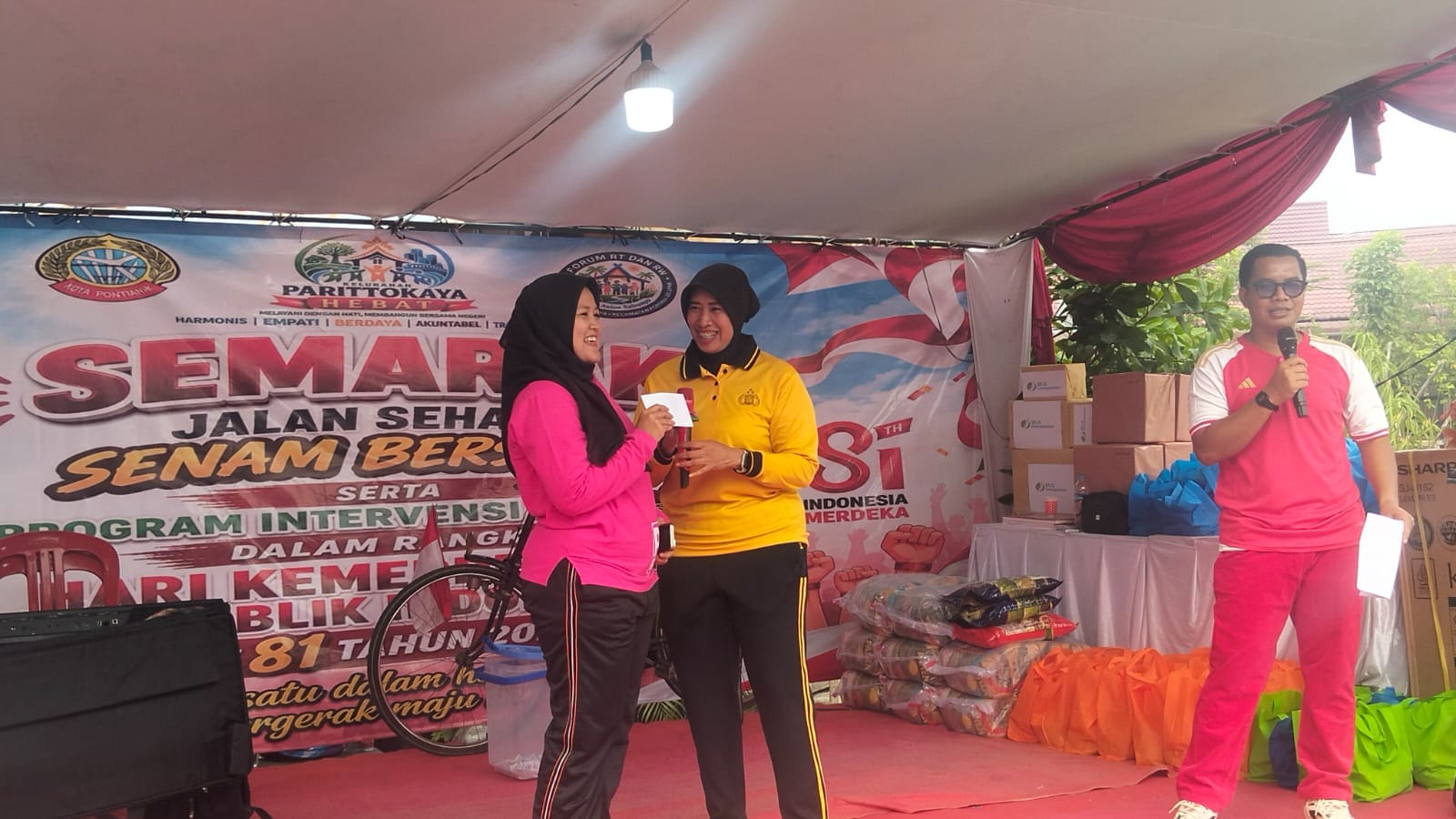 Kapolsek Pontianak Selatan Hadiri Semarak Jalan Sehat dan Senam Bersama Warga Parit Tokaya.