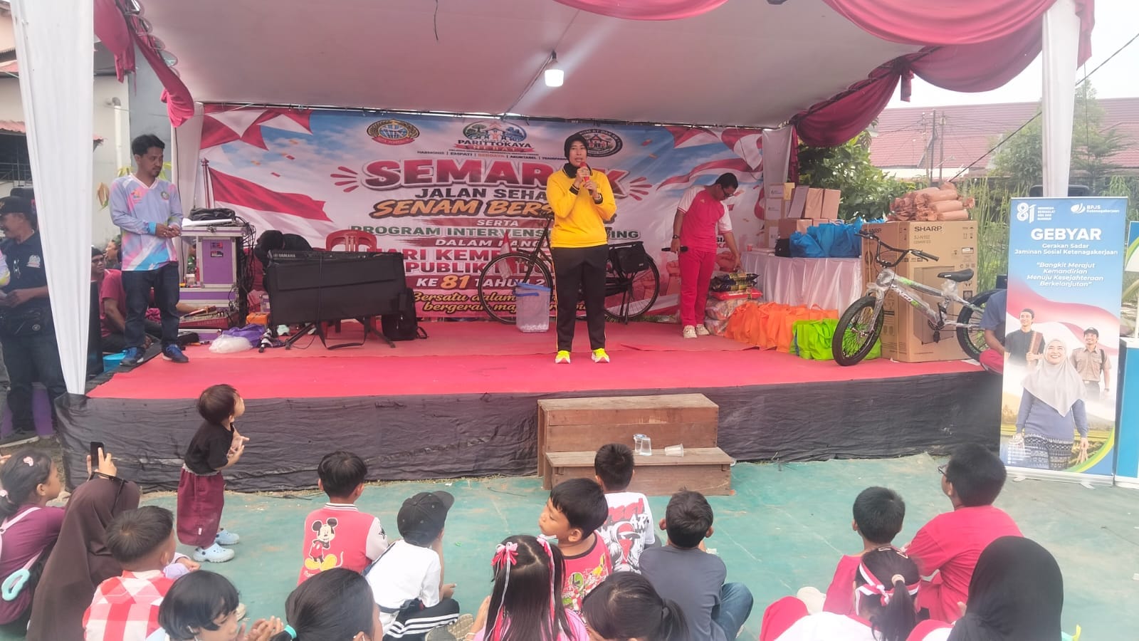 Bangun Kedekatan dengan Masyarakat, Kapolsek Pontianak Selatan Ramaikan Jalan Sehat di Parit Tokaya