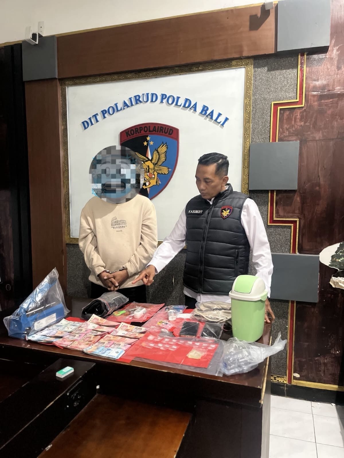 SUBDIT GAKKUM POLAIRUD POLDA BALI AMANKAN PENGEDAR SABU DAN EKSTASI DI PEMOGAN DENPASAR