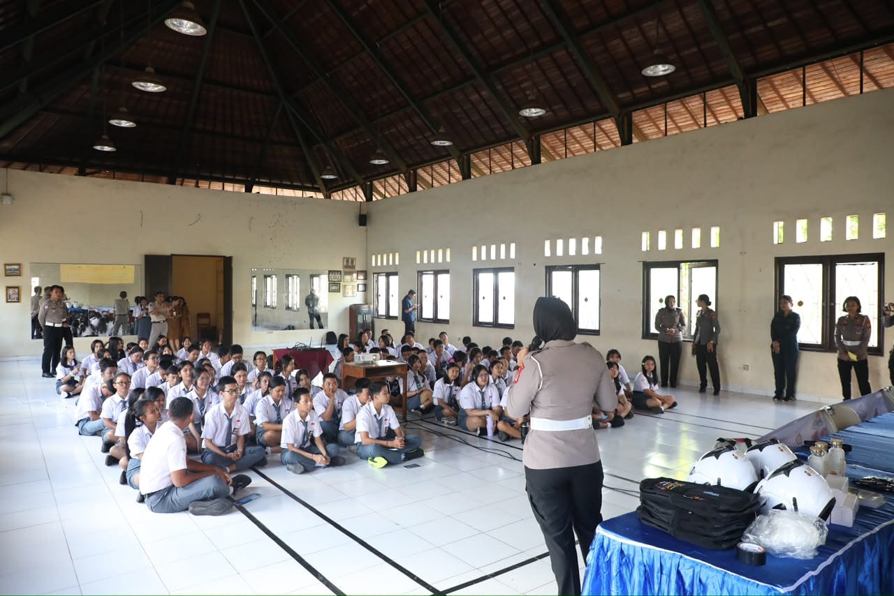 Polwan Polda Bali Sapa SMAN 7 Denpasar Lewat "Goes to School": Edukasi Bijak Bermedsos, Lawan Perundungan, dan Bentuk Karakter Positif