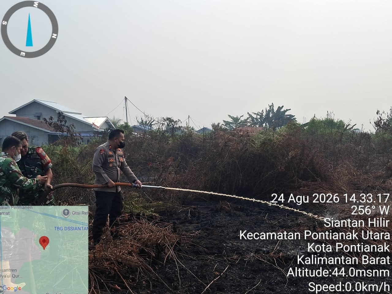 Gerak Cepat Tangani Karhutla, Kapolsek Pontianak Utara Bersama Tim Terpadu Padamkan Api