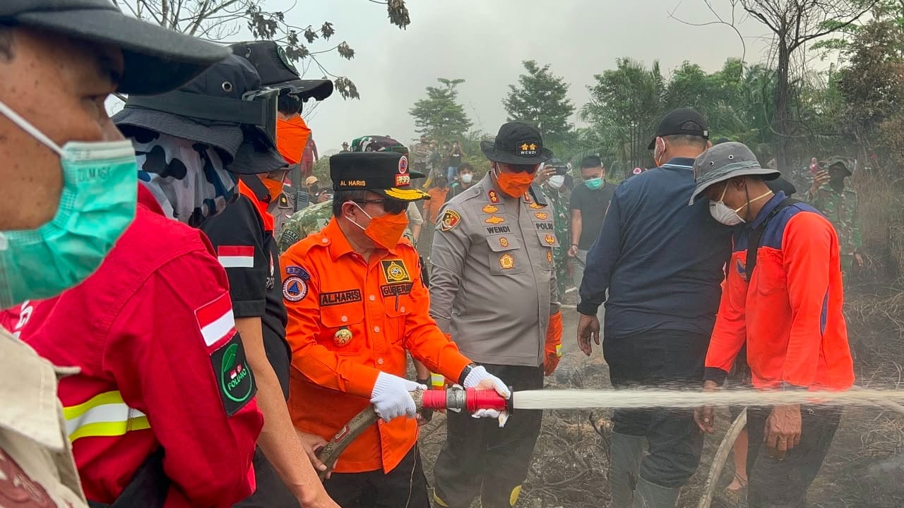 Satgas Terpadu Karhutla Sarolangun Padamkan Karhutla di Areal Plasma PT BKS, Pendinginan Terus Dilakukan