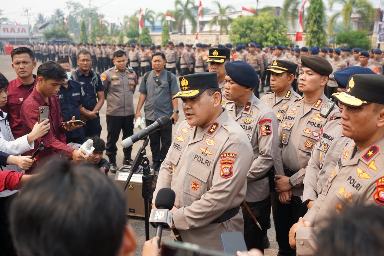 Terima 300 Personel BKO Brimob untuk Atasi Karhutla, Kapolda Kalbar : “Laksanakan Tugas Dengan Maksimal, Utamakan Keselamatan, dan Penuh Keihklasan”