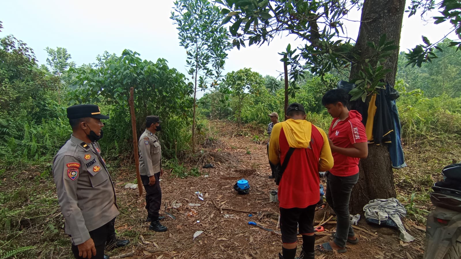 Cegah Karhutla, Sat Binmas Polresta Pontianak Pasang Spanduk Imbauan dan Sambangi Masyarakat