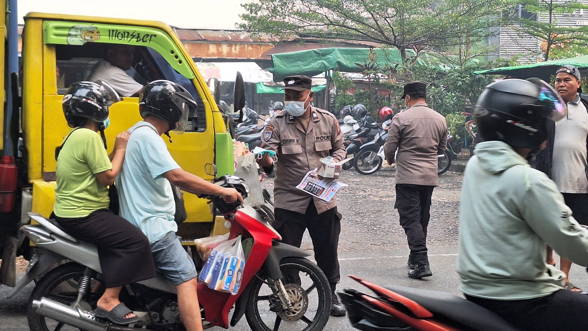 Cegah Karhutla dan Dampak Asap, Polda Kalbar Edukasi Warga serta Bagikan Masker di Pasar Kemuning
