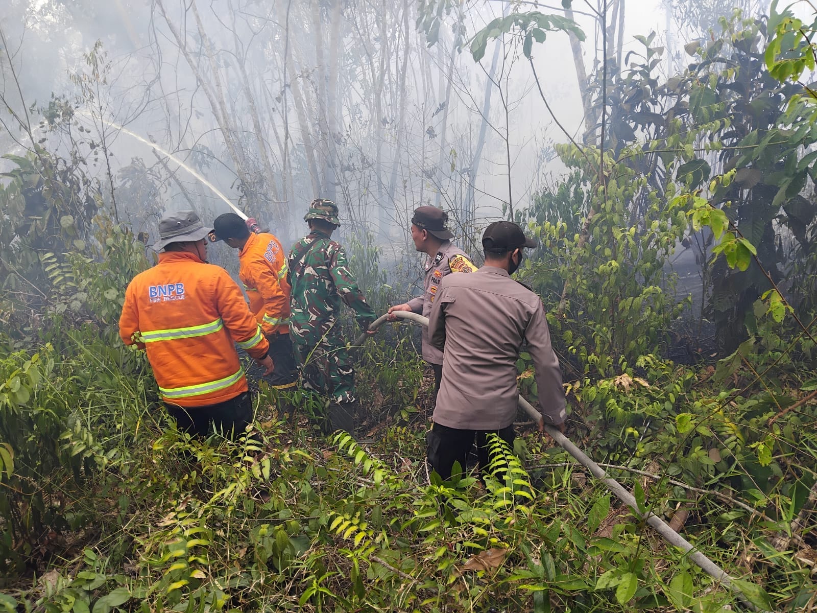 Gerak Cepat Padamkan Karhutla, Polri dan Tim Gabungan Tangani Kebakaran 2 Hektare di Desa Muhajirin