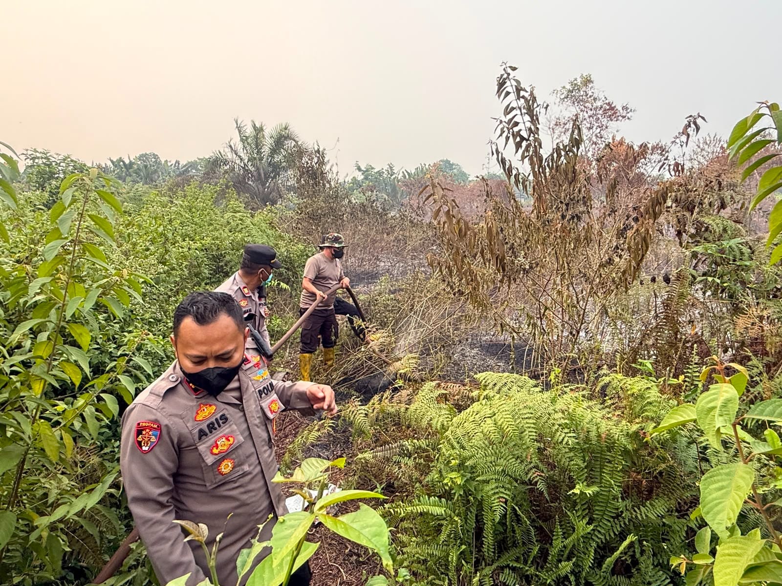Kapolsek Pontianak Utara Turun Langsung, Bersama Warga Padamkan Karhutla