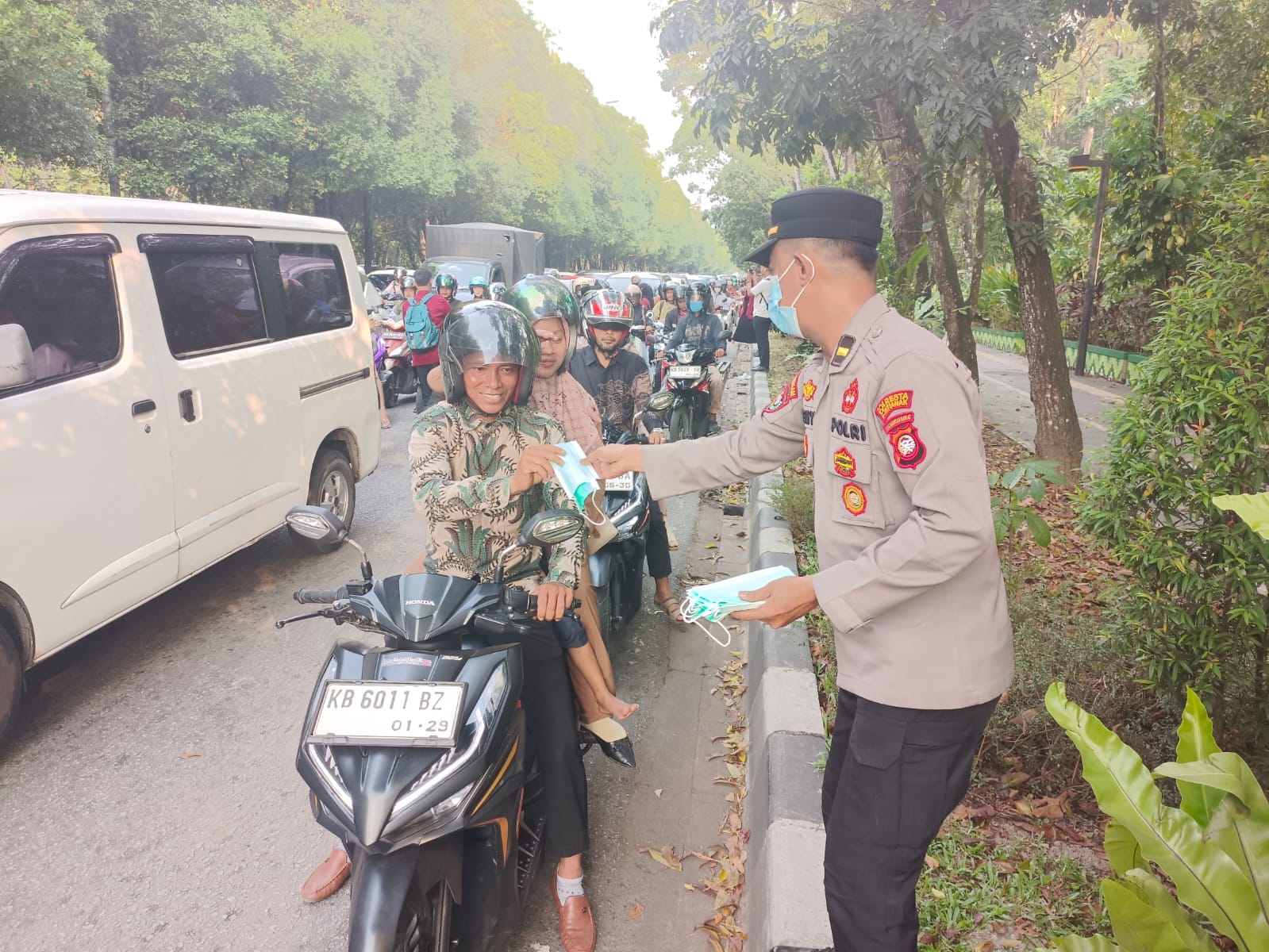 Polresta Pontianak Edukasi Warga Cegah Karhutla dan Bagikan Masker di Tengah Kabut Asap