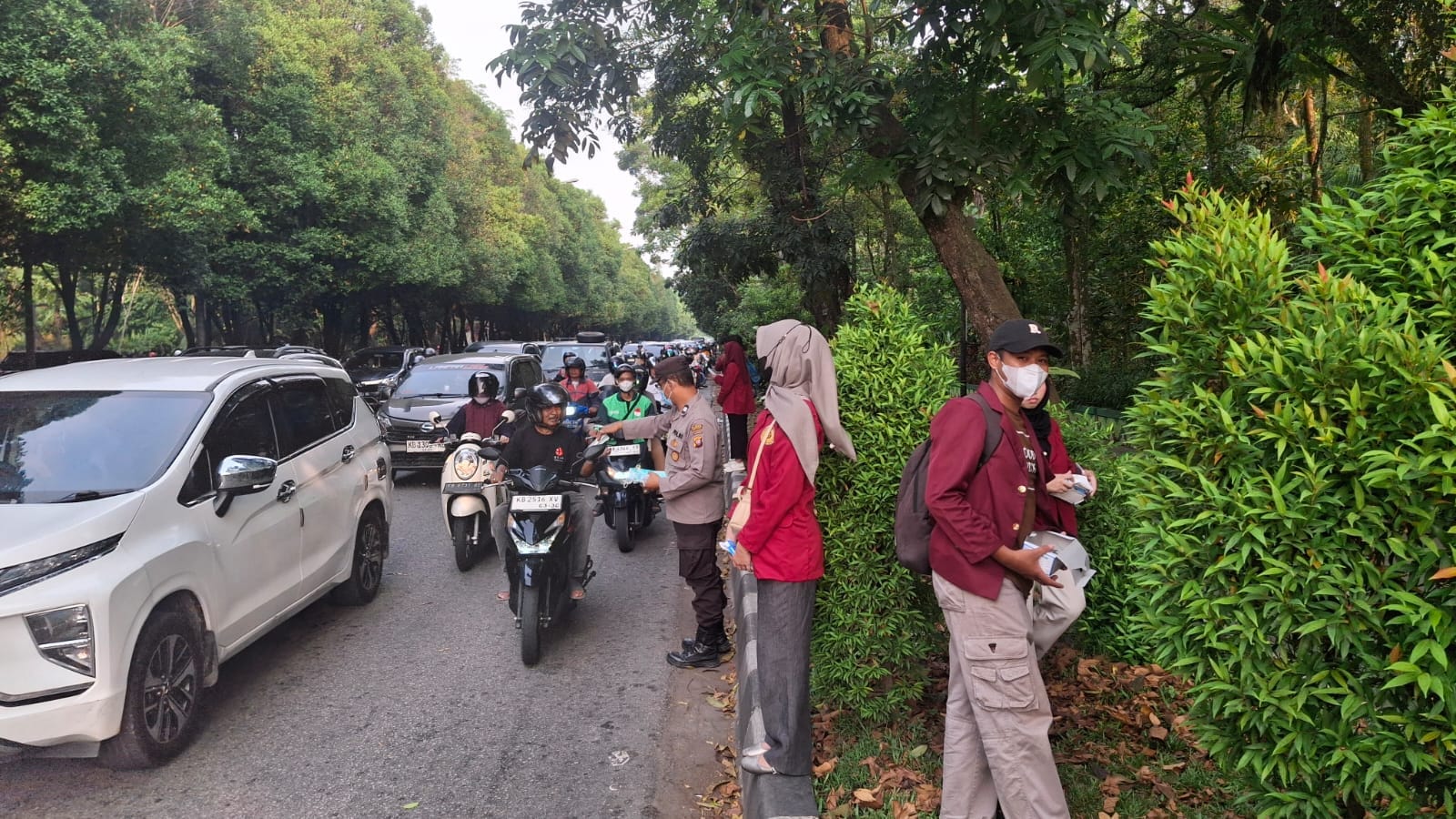 Kabut Asap Menyelimuti Wilayah, Polresta Pontianak Gencarkan Edukasi Karhutla dan Bagikan Masker