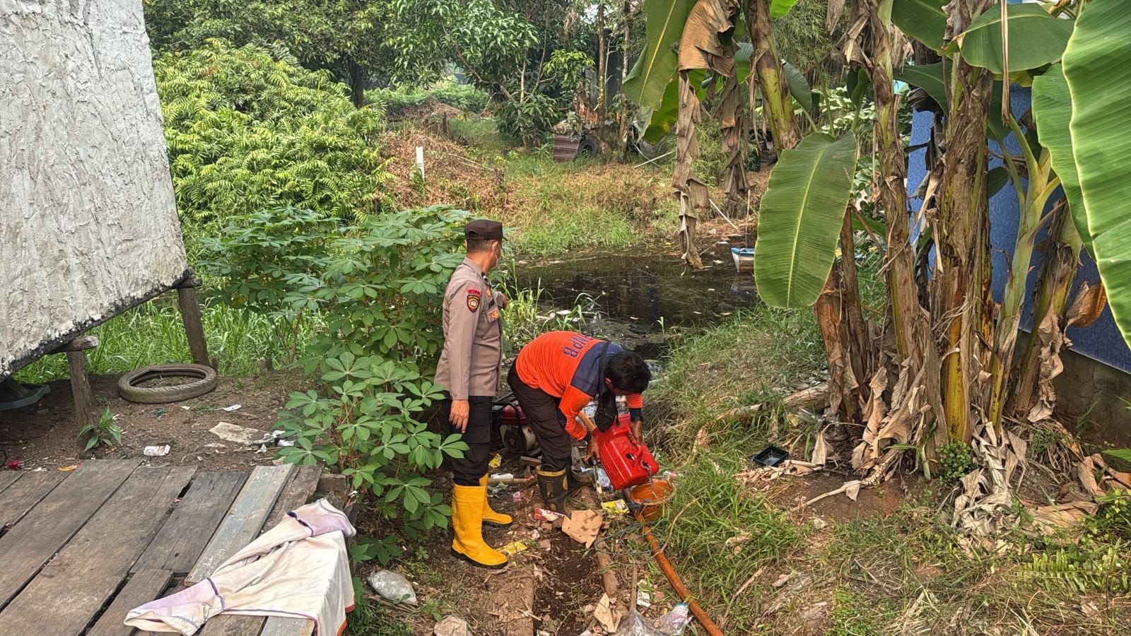 Angin Kencang Jadi Kendala, Polsek Pontianak Utara Lokalisir Karhutla di Jalan Bentasan Siantan Hulu