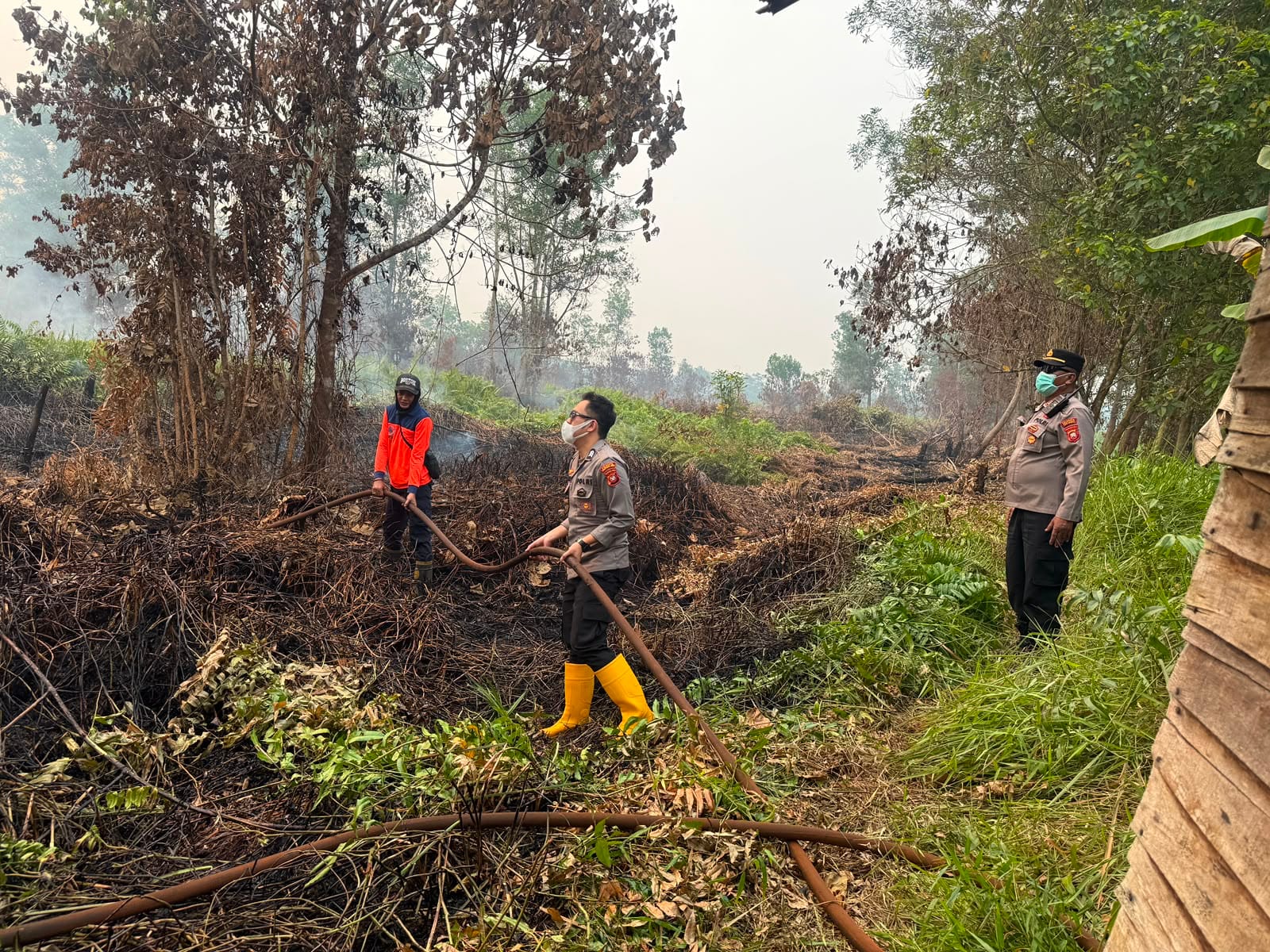 Perkuat Penanganan Karhutla, Personel Polsek Pontianak Utara Lokalisir Api Meski Terkendala Angin Kencang
