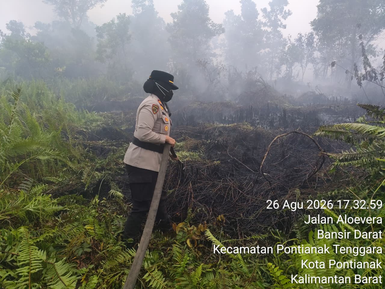 Cegah Api Meluas, Polsek Pontianak Selatan Bersama Tim Gabungan Padamkan Karhutla di Lahan Gambut
