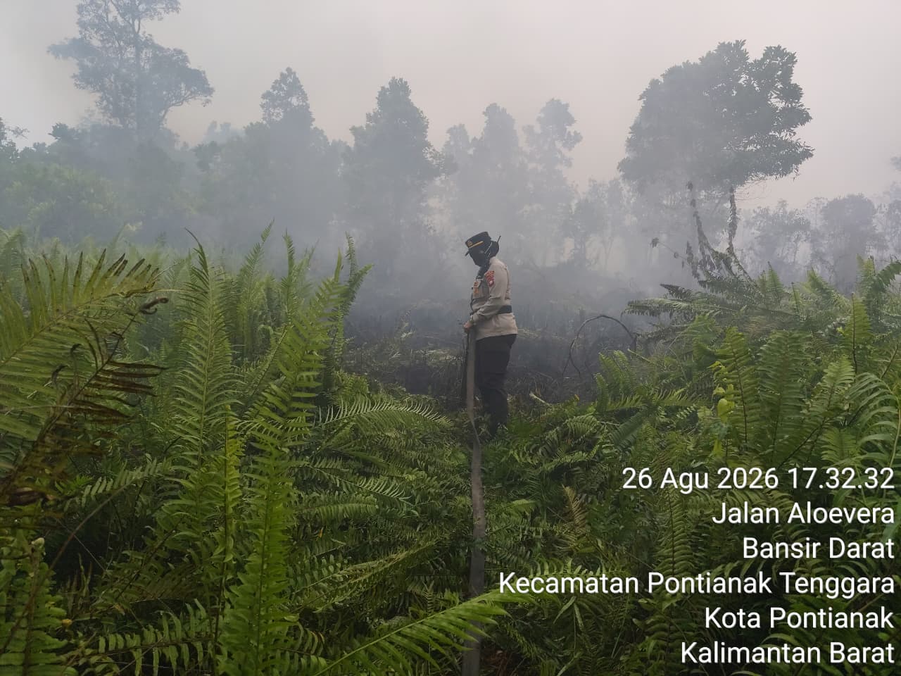 Perkuat Penanganan Karhutla, Polsek Pontianak Selatan Bersama Tim Gabungan Padamkan Api di Lahan Gambut