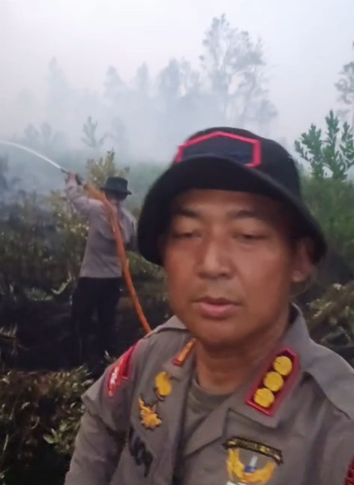 Dukung Pemadaman Karhutla, Satbrimob Polda Kalteng Pasang Sumur Bor