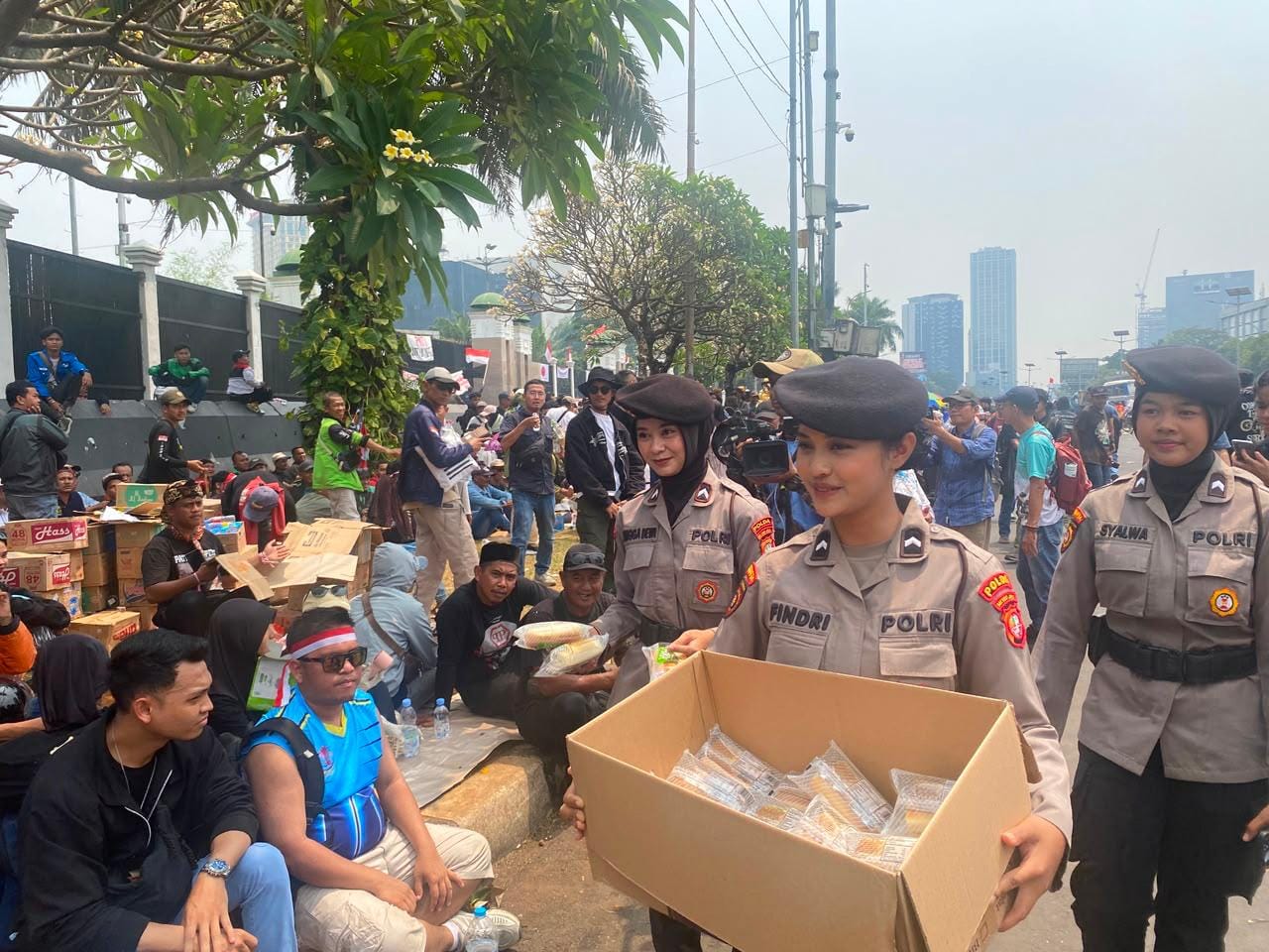 Polwan Sapa Pejuang Aspirasi, Bagikan Makanan dan Minuman di DPR