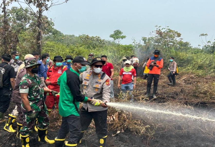 Polri Bersama TNI dan Stakeholder Gerak Cepat Tangani Karhutla di Sarolangun