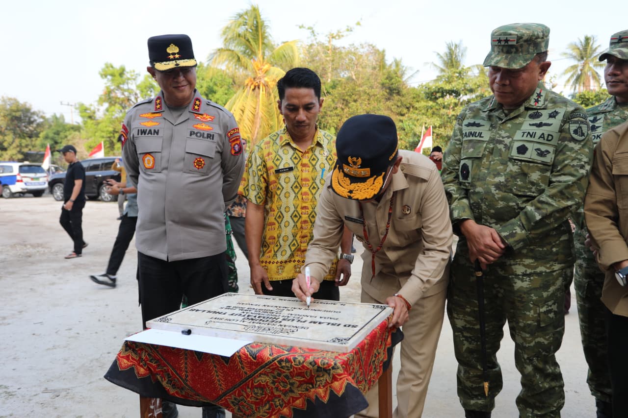Dampingi Gubernur, Kapolda Kalteng Hadiri Peresmian SD Islam di Kotawaringin Barat