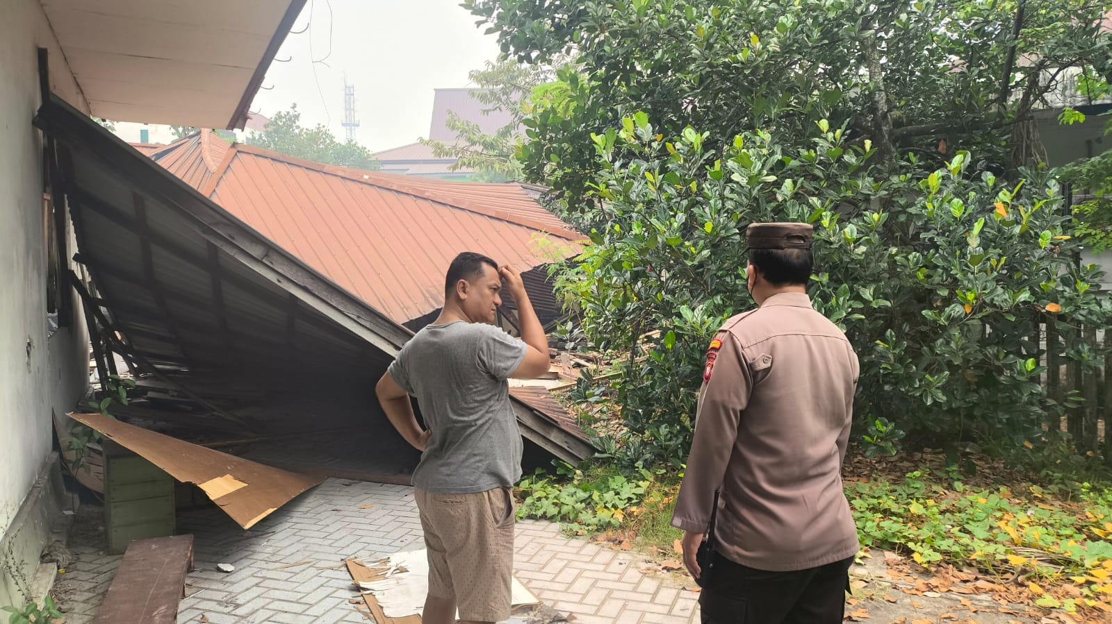 Tindaklanjuti Laporan Call Center 110, Patroli Enggang Polsek Pontianak Kota Cek Rumah Kosong Roboh