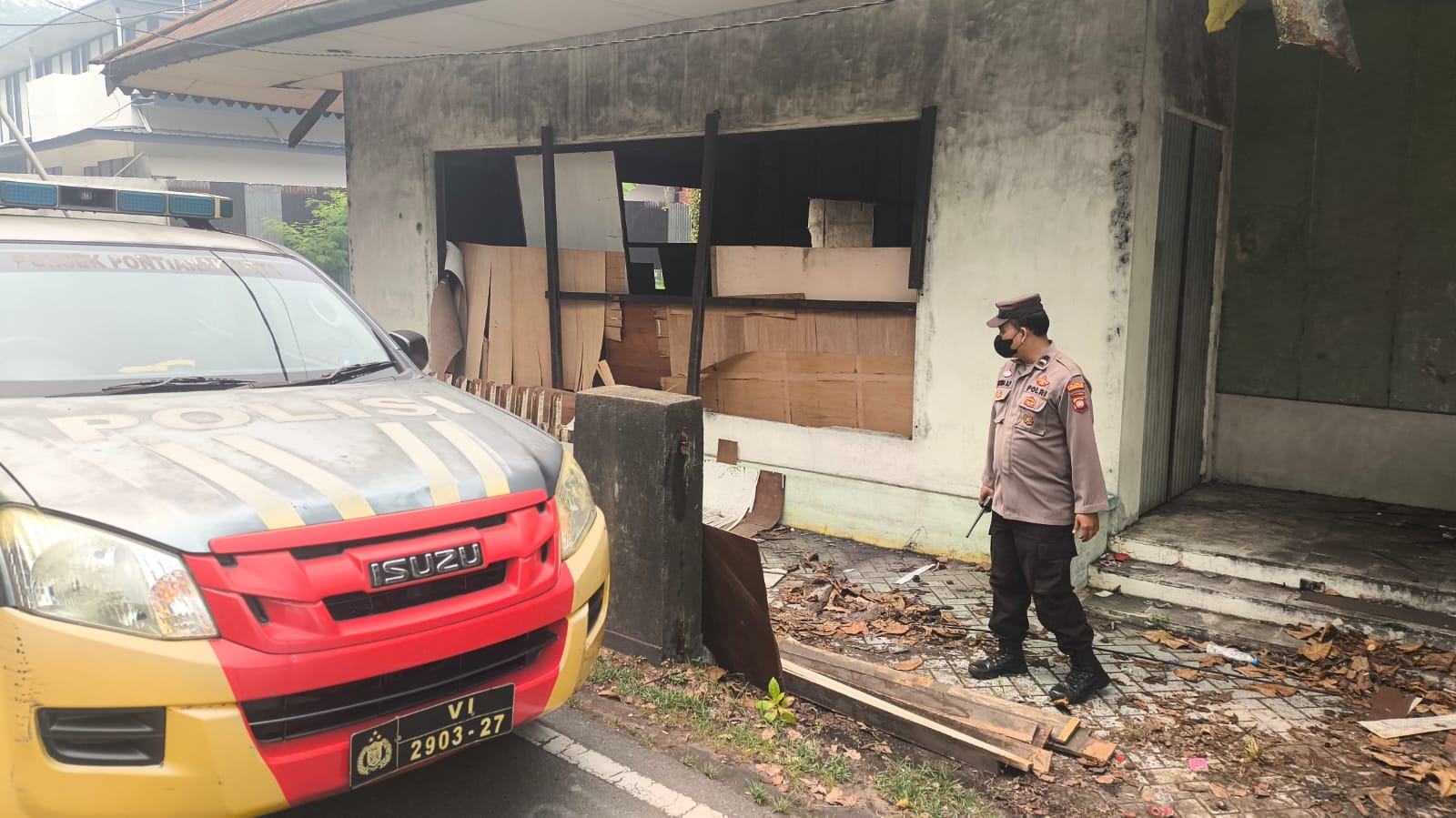 Tindaklanjuti Laporan Call Center 110, Patroli Enggang Polsek Pontianak Kota Cek Rumah Kosong Roboh
